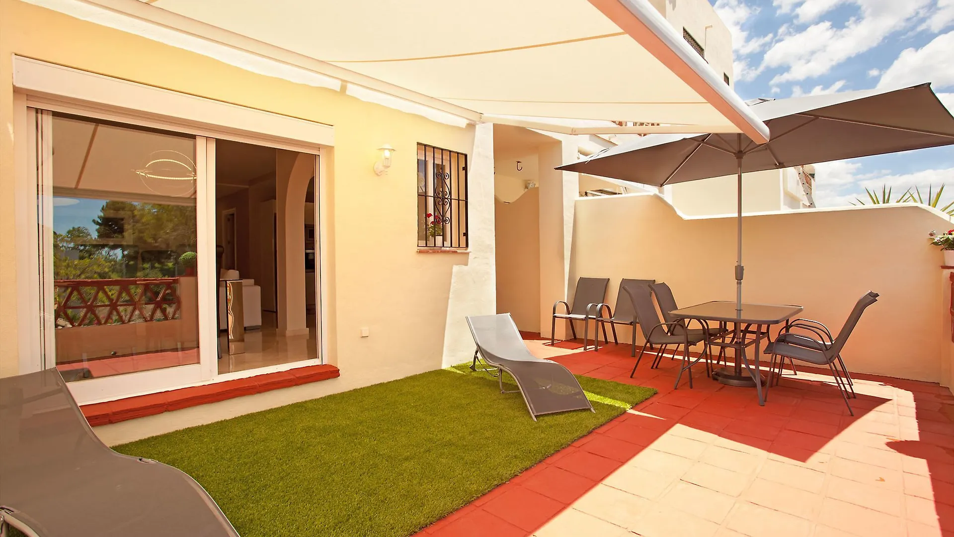 Apartment Pinos De Aloha contacts